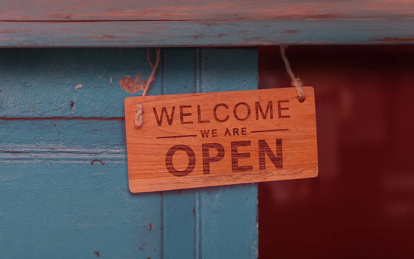 Cartello in legno con la scritta Welcome – we are open